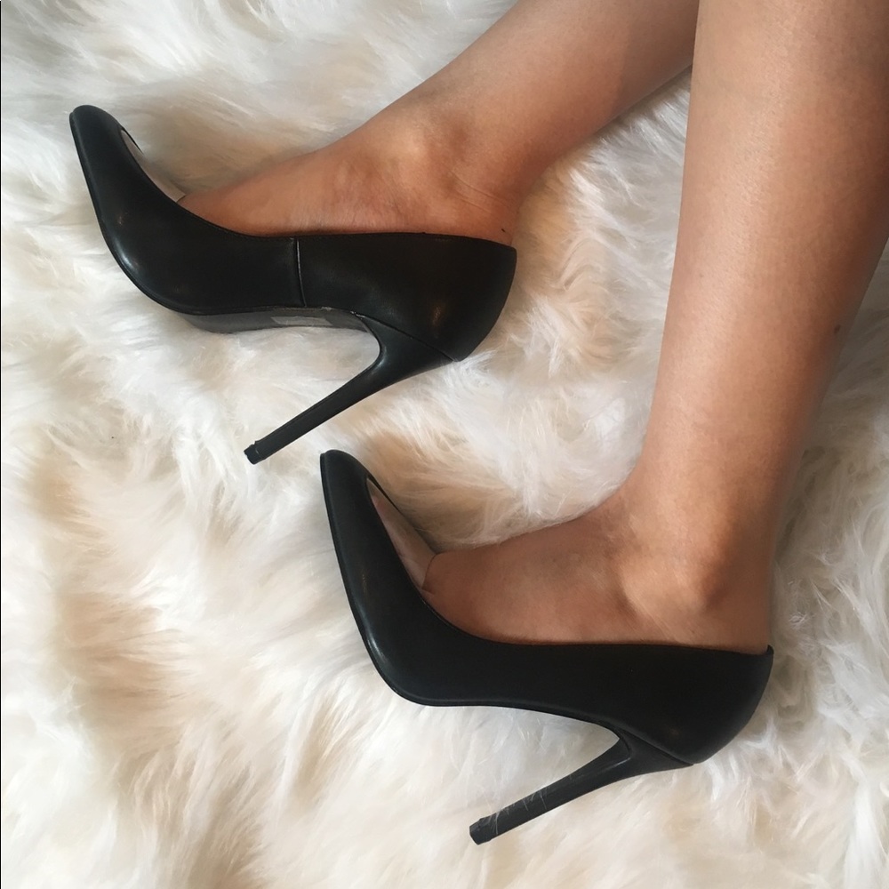 Lola Black Pumps